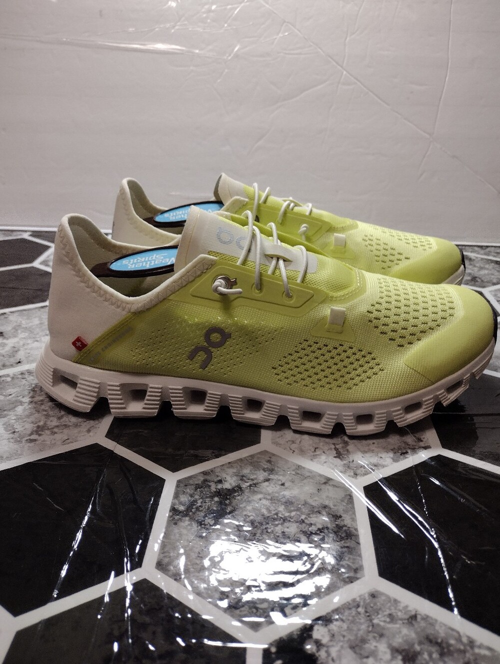 On Running Cloud 5 Coast sneakers in the Hay/Ivory colorway. Size 8 - Picture 4 of 11